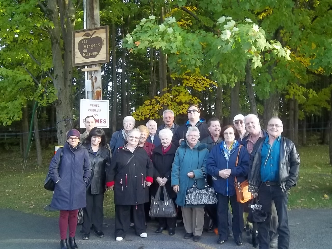 Groupe ayant participé au méchoui suivi d'un souper dansant.