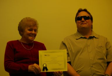 Thérèse Benoît tenant en main son certificat honorifique, aux côtés de Martin Morin, président du CCAL.