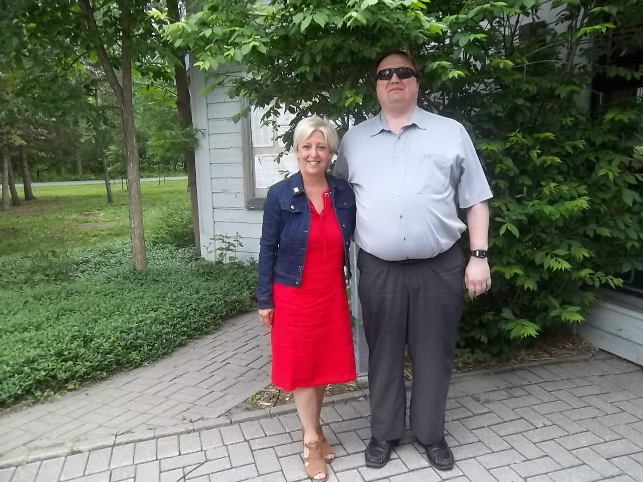 Colette Éthier et Martin Morin lors de la Semaine québécoise des personnes handicapées qui a eu lieu le 7 juin 2016 au Pavillon d'accueil du parc Michel-Chartrand situé à Longueuil.