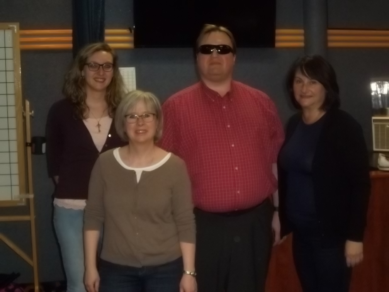 Jessie Archambault, Martin Morin, Isabella Federigi et Suzanne Pouliot lors du quillethon qui a eu lieu le 11 mars 2017 au salon de quilles du Club 300 situé à Lemoyne.