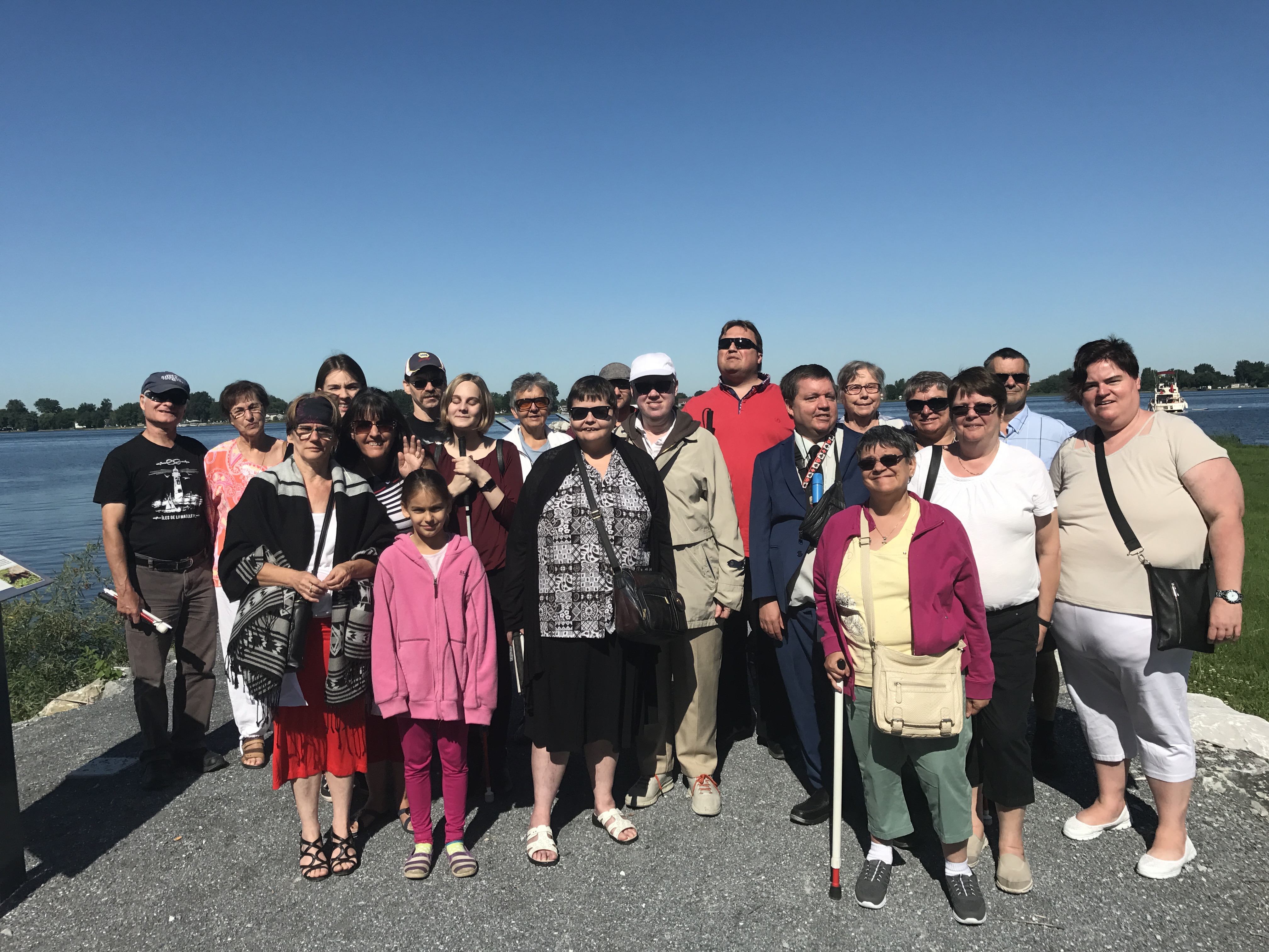 Groupe qui a participé à une croisière avec brunch offert à bord du Pierre-Lemoyne-d'Iberville suivi d'une visite et d'une dégustation à la chocolaterie Treize chocolats qui ont eu lieu respectivement à Saint-Anne-de-Sabrevois et à Saint-Jean-sur-Richelieu le 29 juillet 2017.