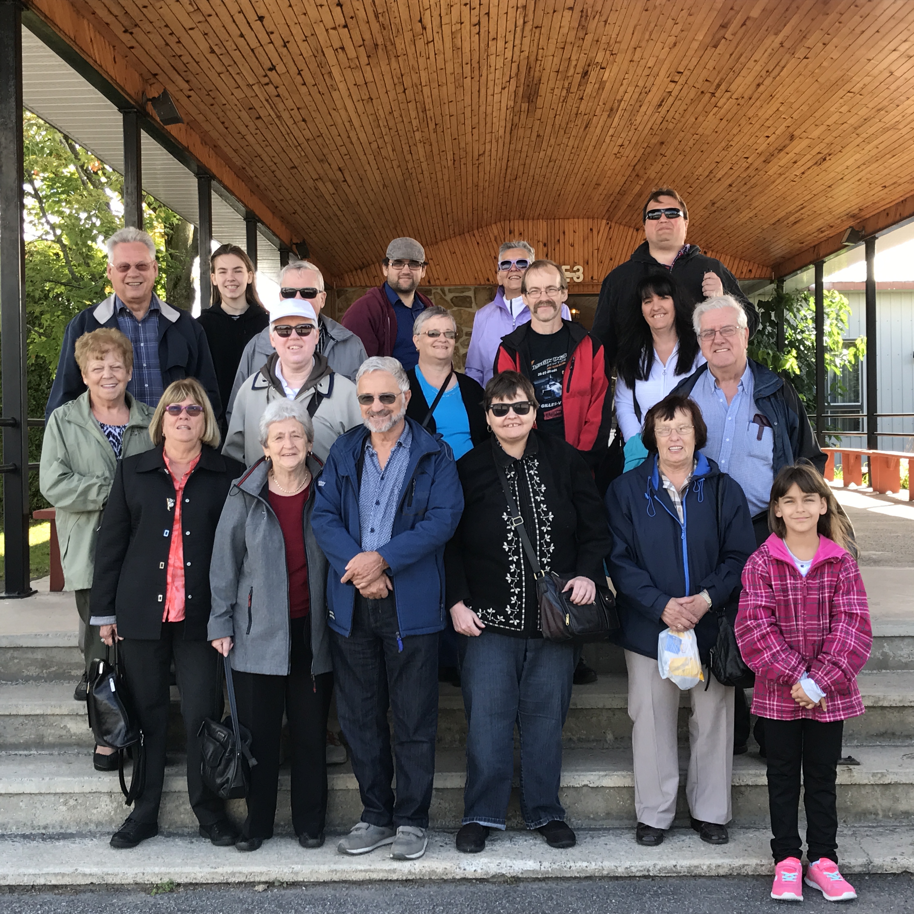 Groupe qui a participé à l'épluchette de blé d'Inde et à la cueillette de pommes qui a eu lieu le 9 septembre 2017 au Chalet du ruisseau à Mirabel.