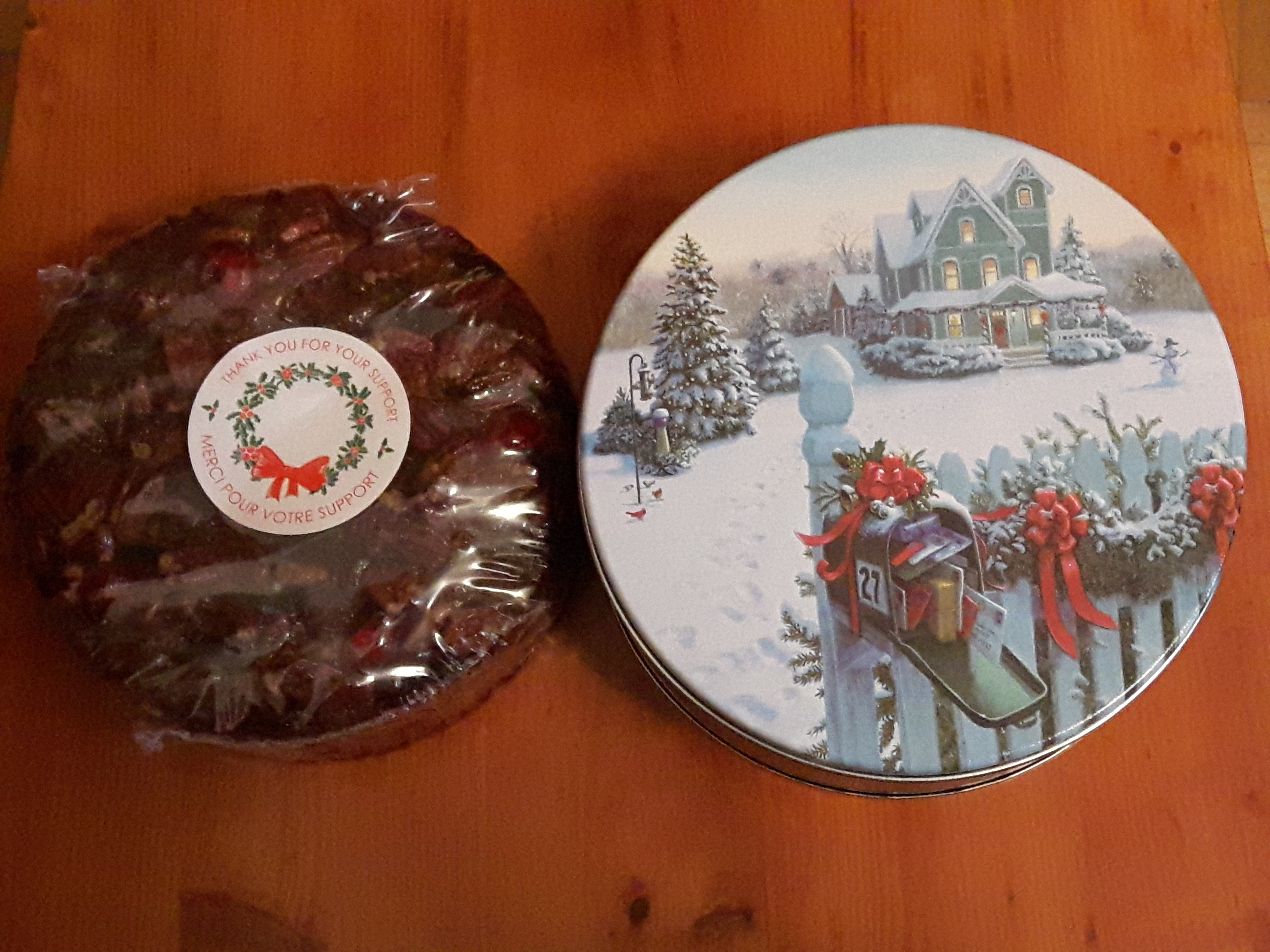 Un gâteau aux fruits et aux pacanes.