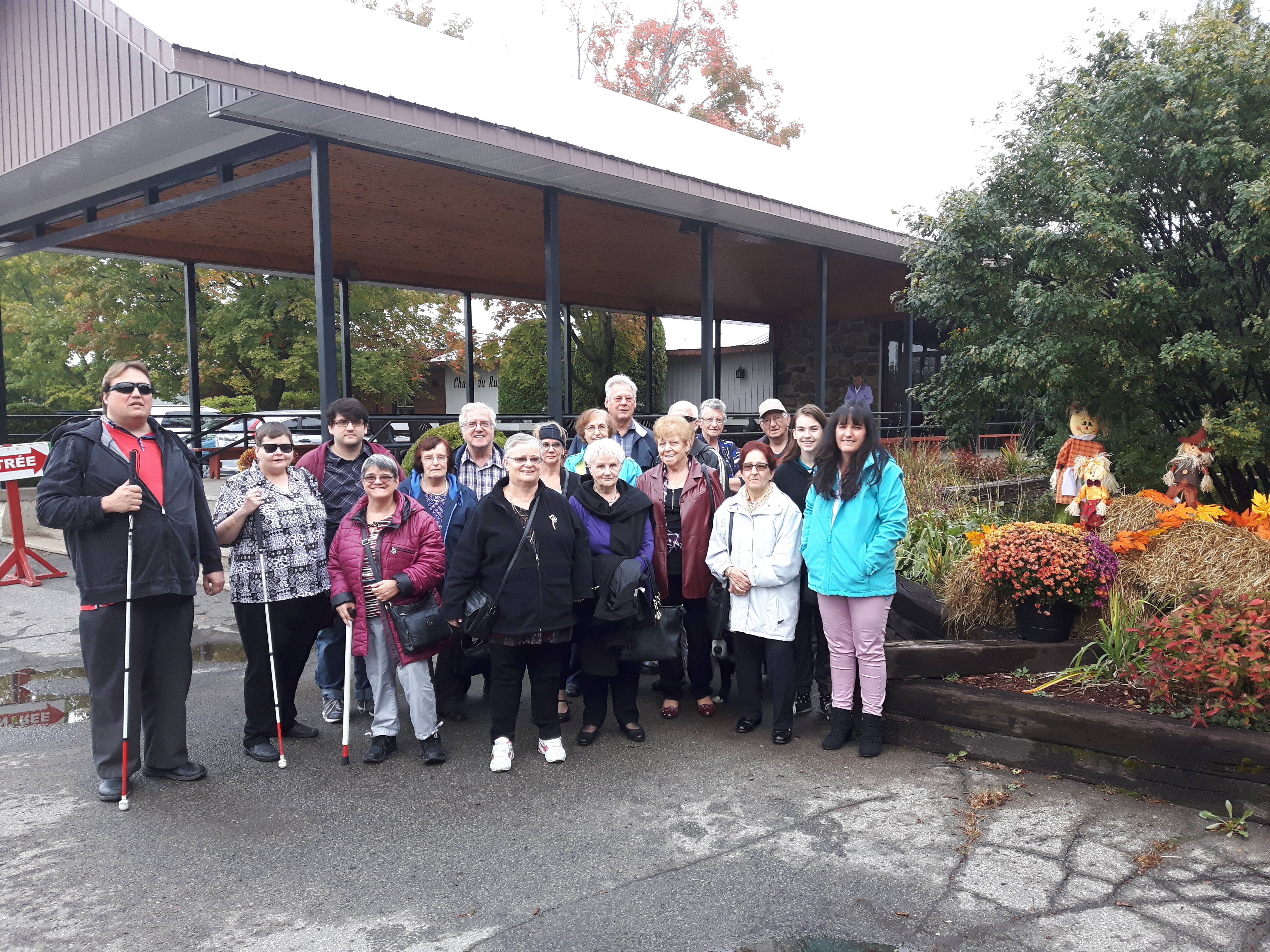 Groupe qui a participé à un souper suivi d'une soirée dansante qui a eu lieu le 7 octobre 2017 au Chalet du ruisseau situé à Mirabel.