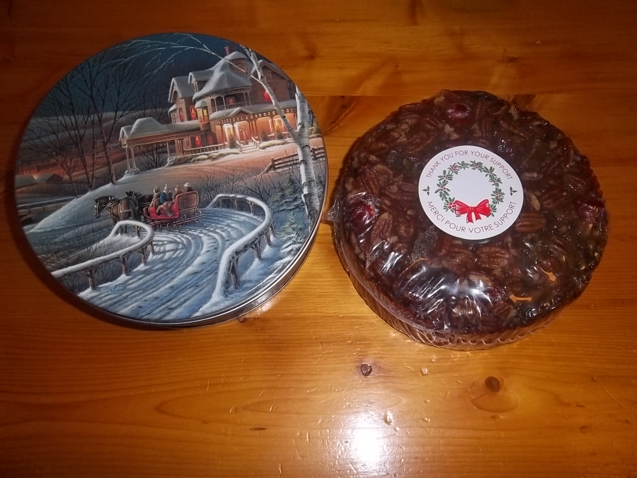 Un gâteau aux fruits et aux pacanes.