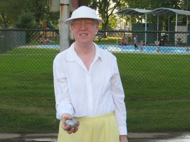 Madame Aline Morin joue à la pétanque.