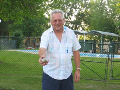 Monsieur André Chaput joue à la pétanque.