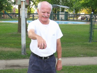 Monsieur Antonin Plante joue à la pétanque.
