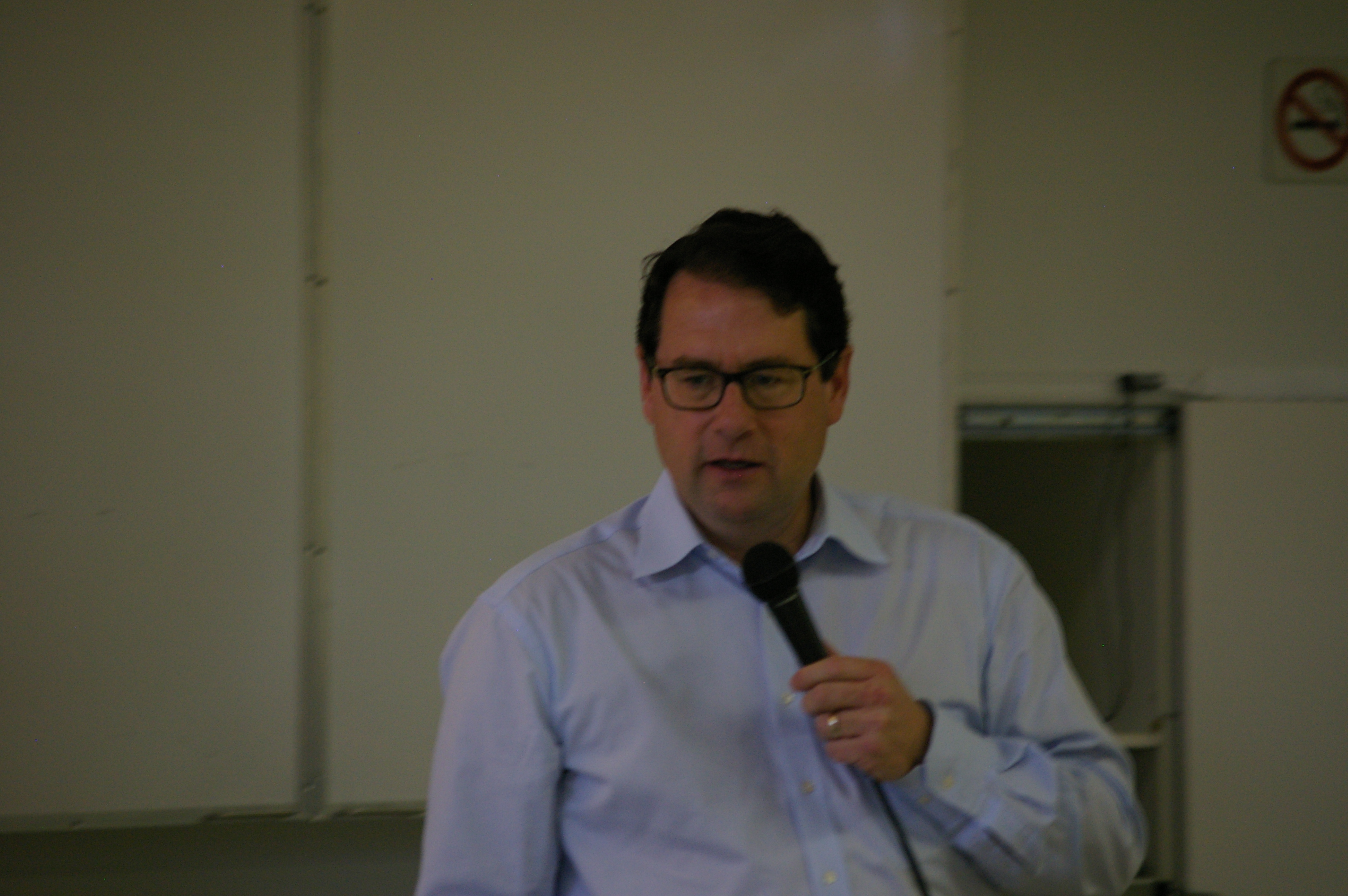 Bernard Drainville échange avec les membres lors de l'assemblée générale annuelle du 28 mai 2016.