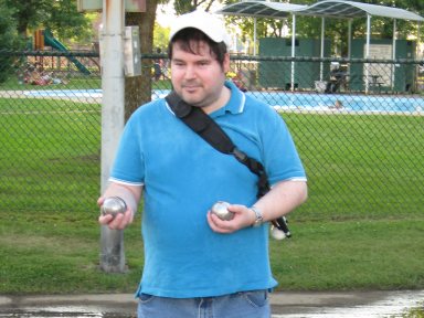Monsieur Éric Laverdure joue à la pétanque.