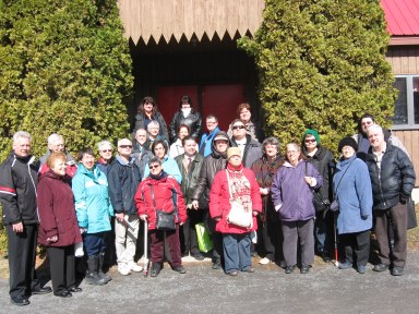 Groupe qui a participé à la cabane à sucre qui a eu lieu le 2 avril 2016 au Toit rouge situé au Mont-Saint-Grégoire.