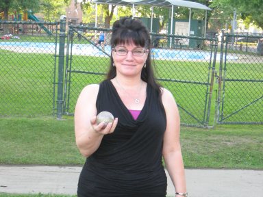 Madame Johanne Turcotte joue à la pétanque.