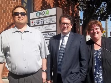 De gauche à droite, il y a messieurs Martin Morin et Bernard Drainville ainsi que madame Josée Blanchette.