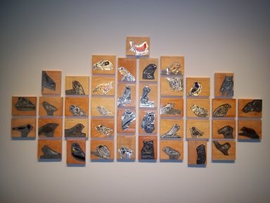 Portrait général de la murale de divers oiseaux réalisée par les élèves de l'école de Sainte-Bernadette-Soubirous.