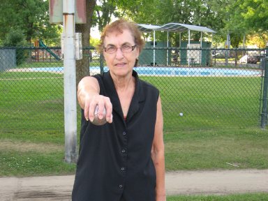 Madame Norma Cormier joue à la pétanque.