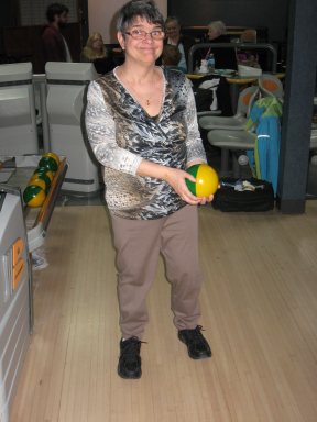 Madame Danielle Capderan se prépare à lancer une boule de quille.